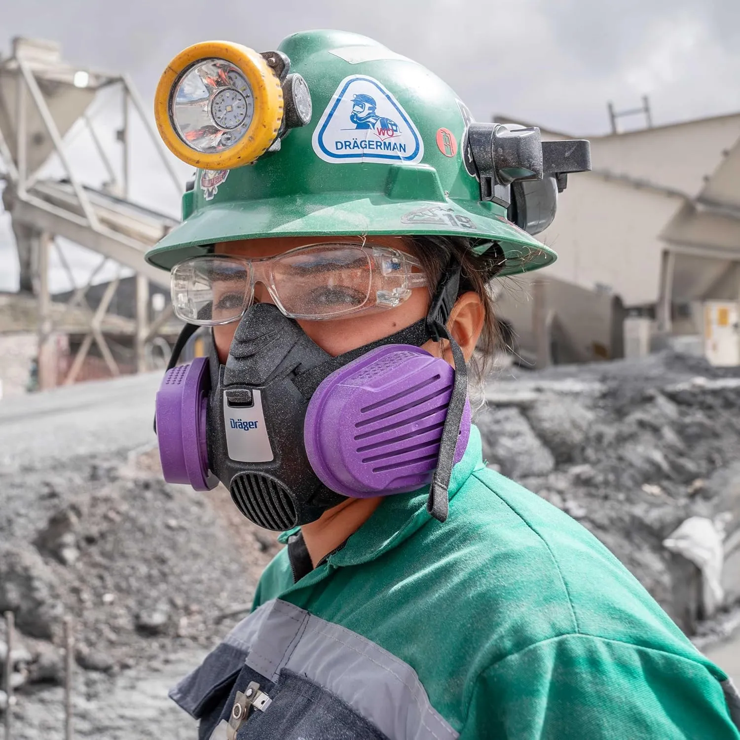 Dräger X-plore 3500 half-face respirator mask with P100 particle filters against smoke particles from wildfire